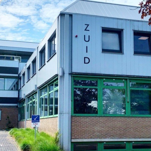De gevel en het parkeerterrein van Morrapark in Drachten