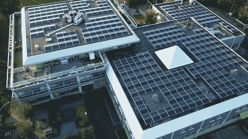 Zonnepanelen op het dak van Morrapark Drachten